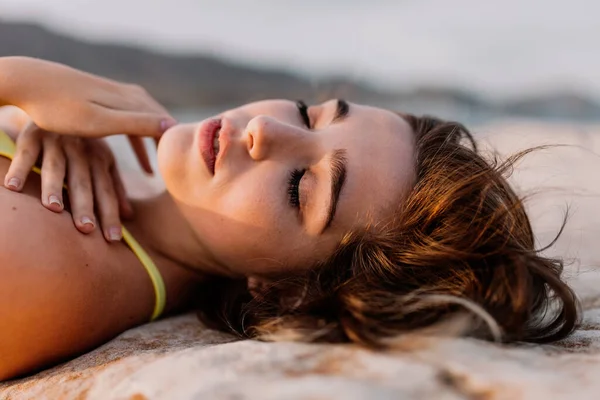 Woman in the beach wearing yellow swimsuit — Stock Photo, Image