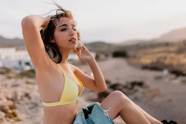Mujer en la playa con traje de baño amarillo —  Fotos de Stock