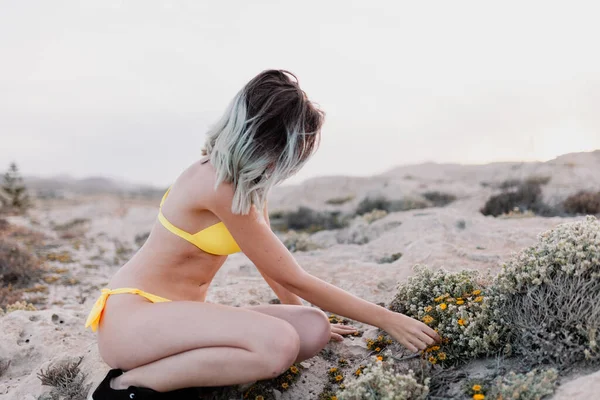 Mulher na praia vestindo maiô amarelo — Fotografia de Stock