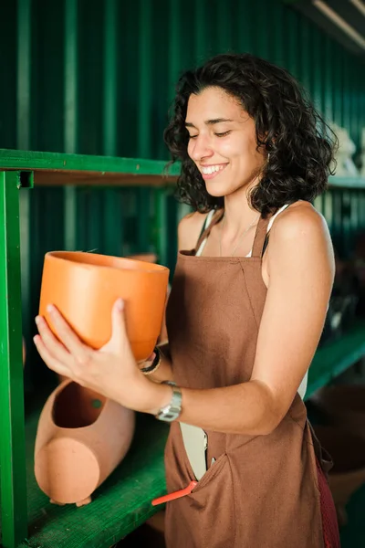 Unge kontorist kontrollerar lagret i en liten keramikaffär — Stockfoto