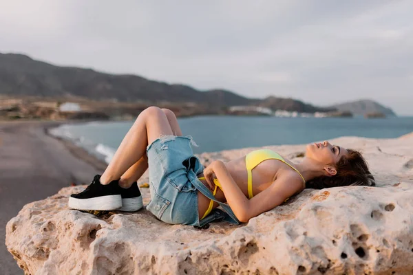 Woman in the beach wearing yellow swimsuit — Stock Photo, Image