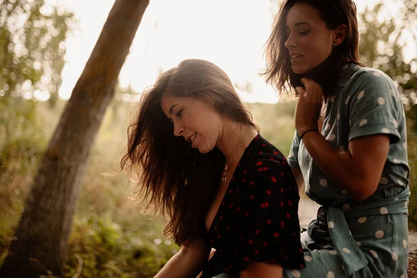Две молодые женщины обнялись на поле — стоковое фото