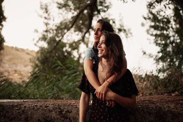 Two young women embraced on the field — Stock Photo, Image