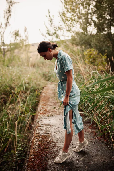 Samotna kobieta w lesie z piękną sukienką — Zdjęcie stockowe
