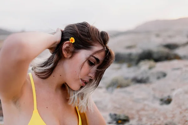 Mujer en la playa con traje de baño amarillo —  Fotos de Stock