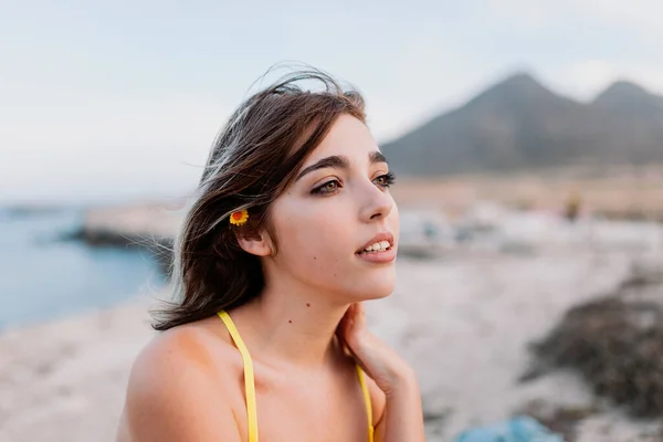 Donna in spiaggia in costume da bagno giallo — Foto Stock