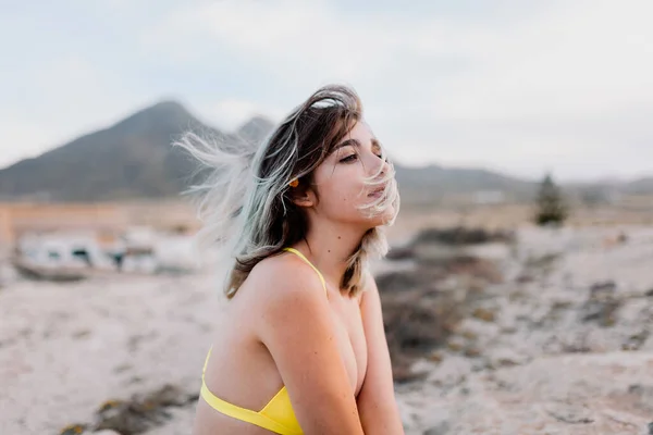 Mujer en la playa con traje de baño amarillo —  Fotos de Stock