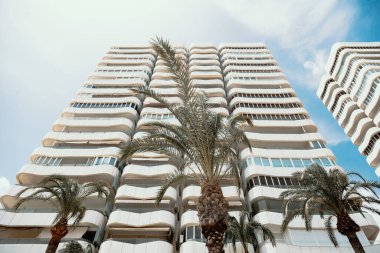 Plajın yakınındaki apartman desenli balkonlar.