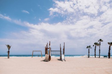 İspanya Alicante 'de bir plajda çocuklar için oyun alanı
