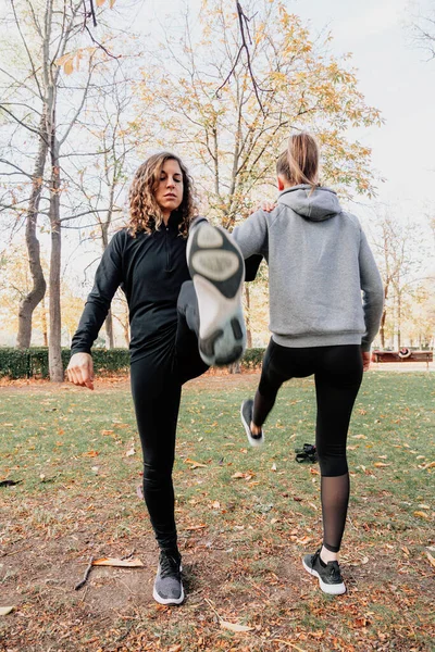 Deux femmes qui s'entraînent à l'extérieur dans le parc — Photo