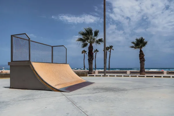 Rampa vazia do parque de skate ao ar livre na praia à beira-mar — Fotografia de Stock