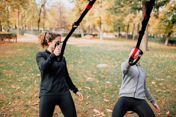 Kadınlar parkta trx ile antrenman yapıyor.. — Stok fotoğraf