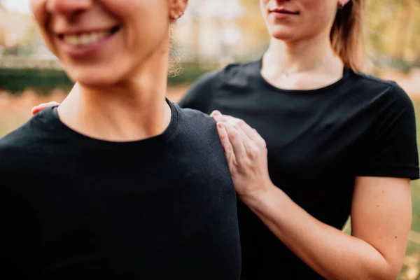 Quelques femmes qui s'étirent à l'extérieur dans le parc — Photo