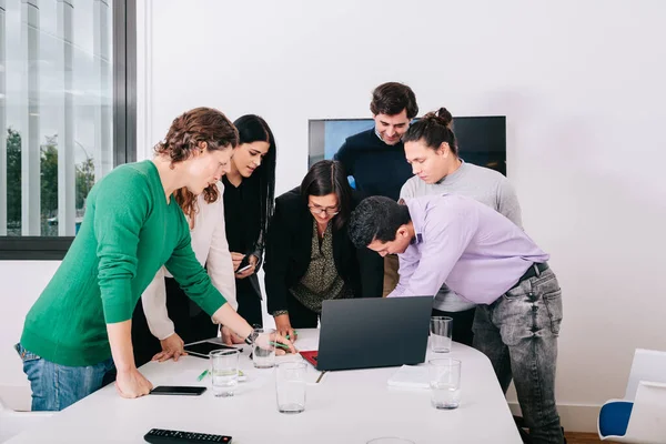 Grupo de trabajadores de oficina en una reunión en torno al jefe — Foto de Stock