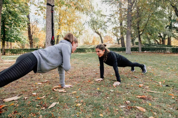 Parkta antrenman yapan iki kadın. — Stok fotoğraf
