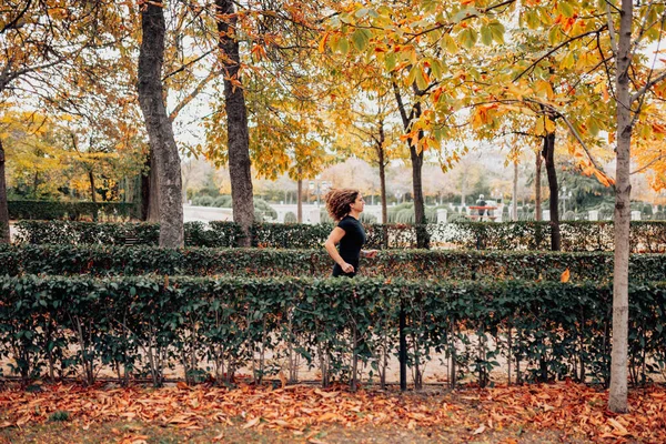 Kobieta uciekająca poza park — Zdjęcie stockowe