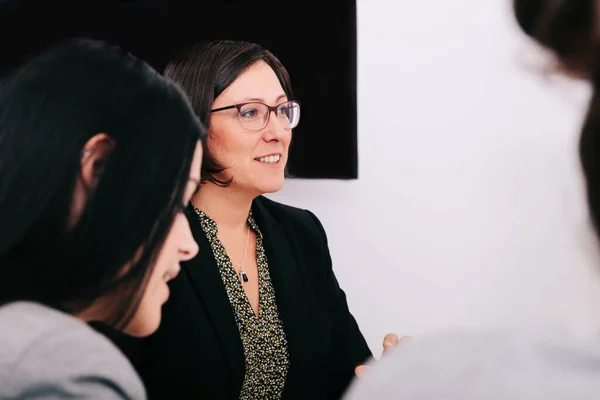 Empresaria hablando delante de sus colegas en la oficina — Foto de Stock