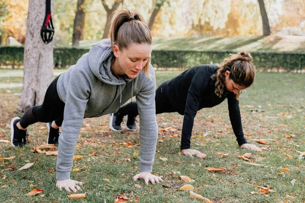 공원에서 옥외 훈련을 받고 있는 두 여자 — 스톡 사진