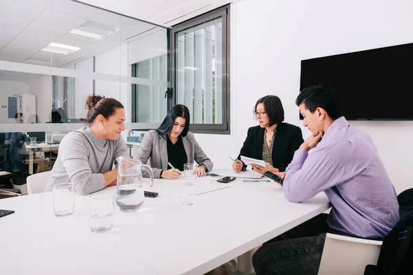 Grupo de trabajadores de oficina en una reunión en torno al jefe — Foto de Stock