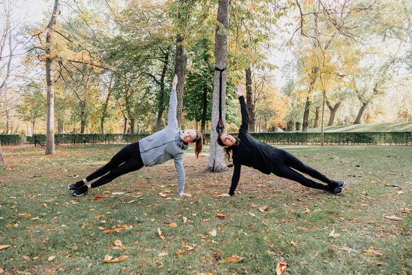 Deux femmes qui s'entraînent à l'extérieur dans le parc — Photo