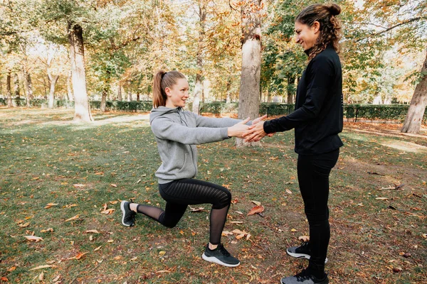 Een paar vrouwen trainen buiten in het park — Stockfoto