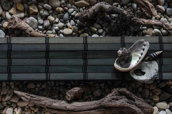 海の小石を木製のバーのいくつかの海洋項目の暗い組成 — ストック写真