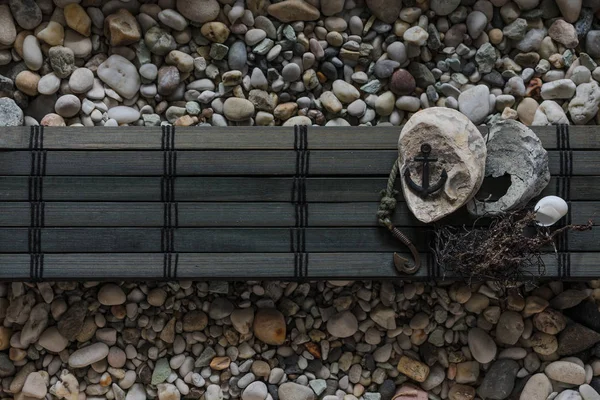 海の小石を木製のバーのいくつかの海洋項目の暗い組成 — ストック写真
