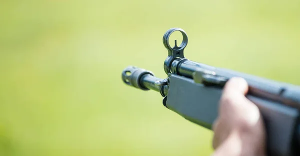 Pistola Arma Fuego Mano Del Hombre Que Marca Objetivo Parte —  Fotos de Stock