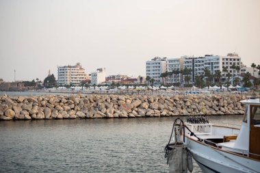 Kıbrıs, Larnaka taş dalgakıran. Yaz hedef. Plaj, deniz, şehir, mavi gökyüzü arka plan.