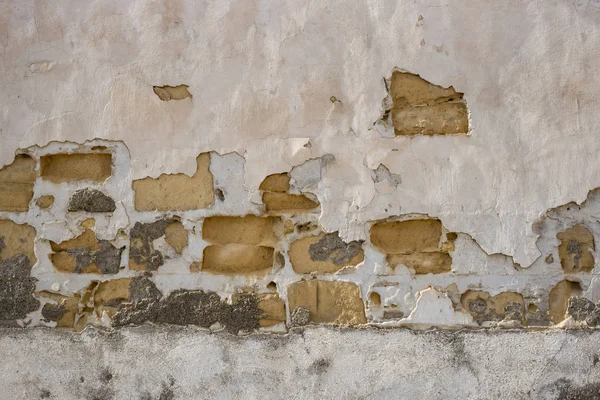 高齢者は キプロスで阻止しなさい ピンク黄色の石灰岩の壁の背景上に皮をむいた石膏 クローズ アップの詳細を表示 — ストック写真