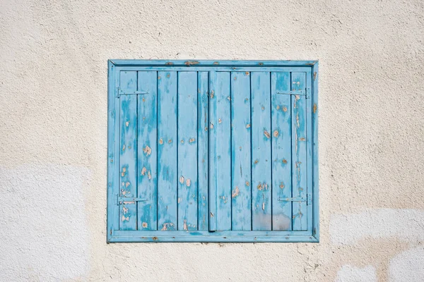 Ciprus Larnaca Kék Hámozott Ablak Redőnyök Rózsaszín Falon Homlokzat Régi — Stock Fotó