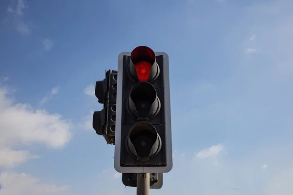Červené Světlo Samostatný Varování Řidiči Zastavit Modrá Obloha Mraky Pozadím — Stock fotografie