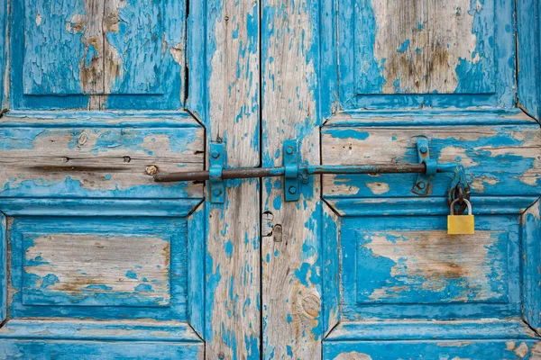 Porta Azul Descascada Madeira Trancada Envelhecida Para Pano Fundo Entrada — Fotografia de Stock
