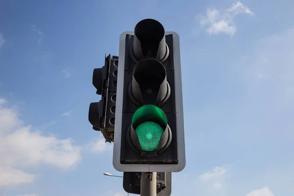 Зелене Світлофора Ізольовано Сигнал Про Дорозі Безпечно Блакитне Небо Тлом — стокове фото