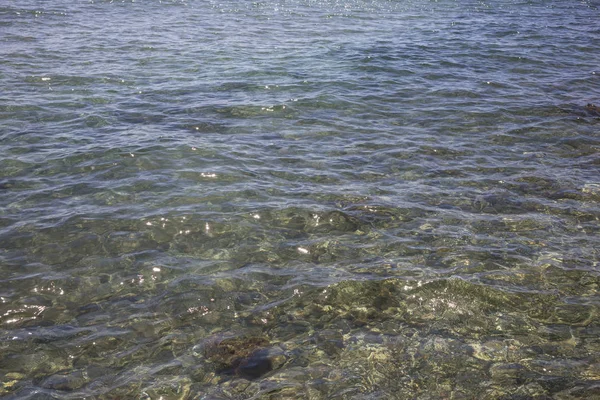 Przezroczyste Czystego Morza Wyspie Cypr Krystaliczna Woda Kamykami Słońca Odbicie — Zdjęcie stockowe