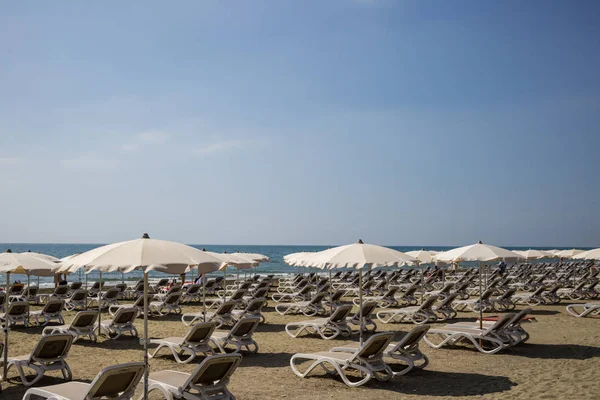 Playa Arena Mackenzie Larnaca Chipre Tumbonas Sombrillas Lado Del Mar — Foto de Stock