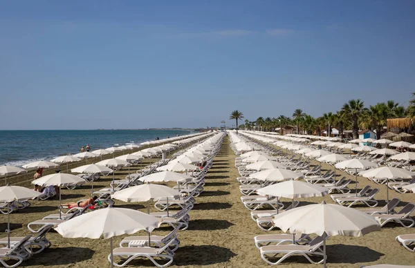 Playa Arena Mackenzie Larnaca Chipre Tumbonas Sombrillas Lado Del Mar — Foto de Stock