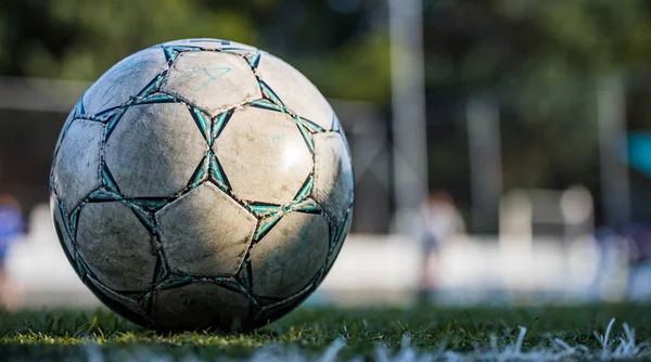 Conceito Futebol Uma Bola Futebol Campo Isolado Com Espaço Cópia — Fotografia de Stock