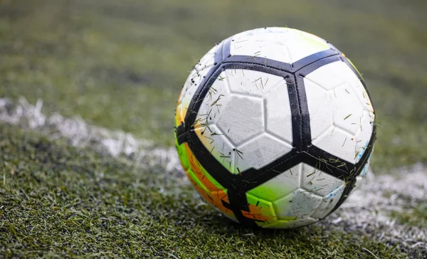 Conceito Futebol Uma Bola Futebol Linha Campo Com Grama Sobre — Fotografia de Stock