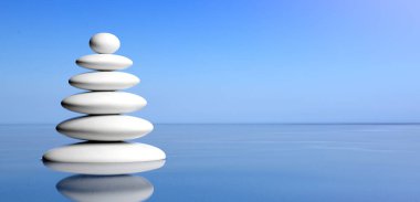 Spa kavramı. Su, mavi gökyüzü arka plan Zen taş yığını. 3D çizim