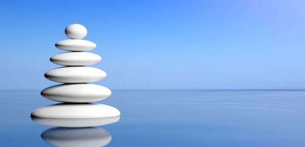 Wellness Konzept Zen Steine Stapeln Sich Auf Wasser Blauer Himmel — Stockfoto