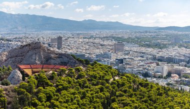Atina, Yunanistan. Lycabettus hill ve açık hava tiyatrosu, Atina şehir genel yukarıdan görüntülemek