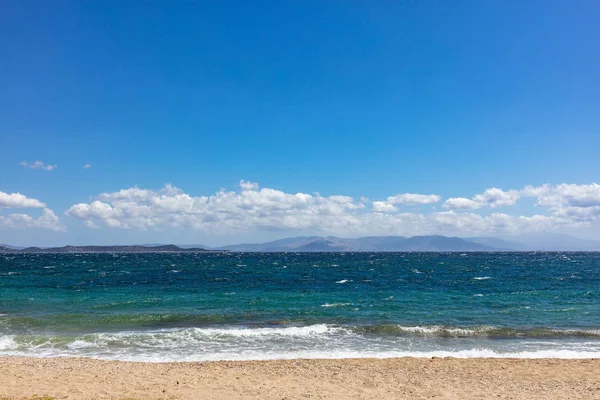 Ветреный Песчаный Пляж Бурное Море Волнами Голубое Небо Облачным Фоном — стоковое фото