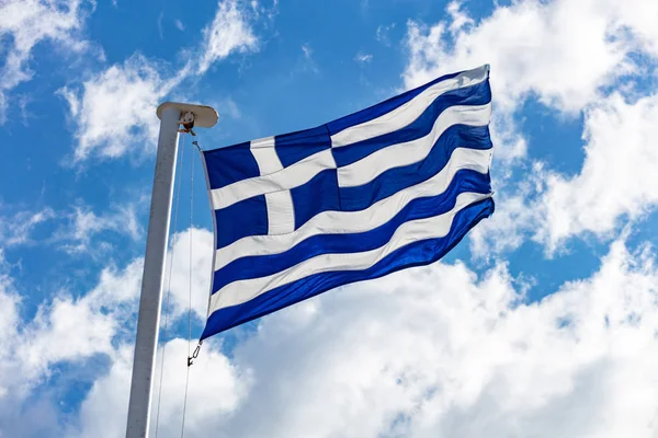 Griekse Vlag Vlaggenmast Zwaaien Blauwe Hemelachtergrond — Stockfoto