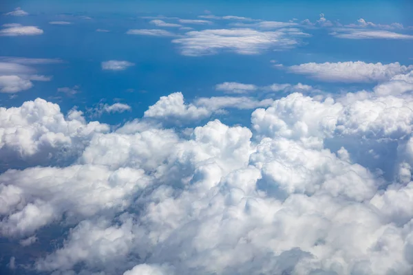 Cielo Azul Nubes Blancas Esponjosas Cubren Fondo Tierra Foto Aérea — Foto de Stock