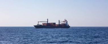 Uluslararası Nakliyat yelken kargo tam konteyner gemisi. Deniz ticaret, mavi gökyüzü arka plan, afiş.