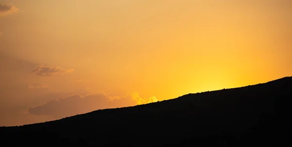 Pôr Sol Nascer Sol Sobre Silhueta Das Montanhas Nuvens Dispersas — Fotografia de Stock