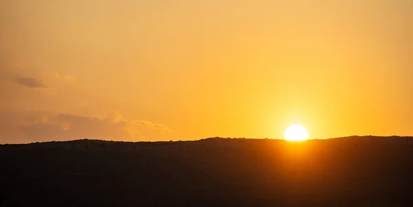 Západ Slunce Východ Slunce Nad Horami Silueta Rozptýlené Mraky Pozadí — Stock fotografie
