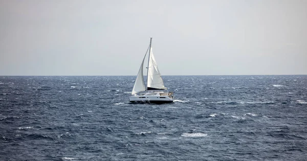 Sailboat Travels Wind Help Waves Ripple Sea Blue Sky Background — Stock Photo, Image