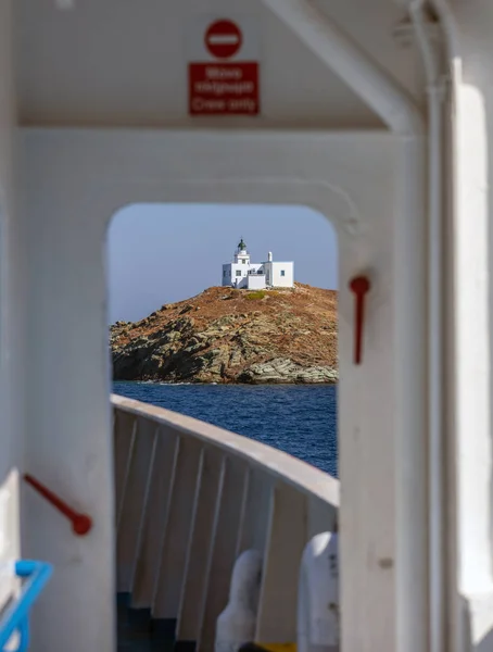 Deniz Feneri Agios Nikolaos Kilisesi Kayalık Arazi Üzerinde Geminin Kapıdan — Stok fotoğraf